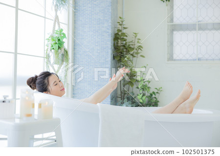 Female beauty Young woman taking a bath Female beauty Young woman taking a bath 102501375
