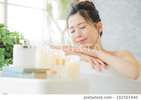 女性美容 年輕女子洗澡 女性美容 年輕女子洗澡 102501440