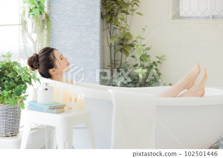 女性美容 年輕女子洗澡 女性美容 年輕女子洗澡 102501446