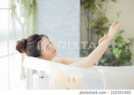 Female beauty Young woman taking a bath Female beauty Young woman taking a bath 102501480