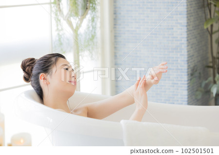 女性美容 年輕女子洗澡 女性美容 年輕女子洗澡 102501501