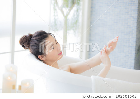 女性美容 年輕女子洗澡 女性美容 年輕女子洗澡 102501502