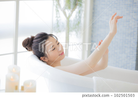 女性美容 年輕女子洗澡 102501503