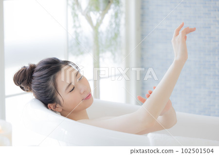 女性美容 年輕女子洗澡 102501504