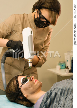 Facial carbon peeling procedure Facial carbon peeling procedure 102502385