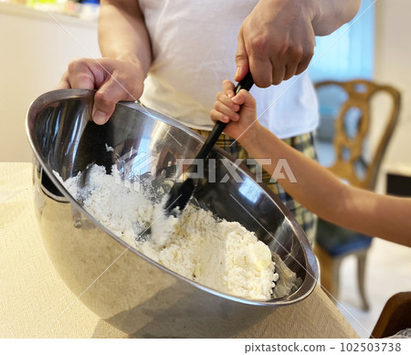 家長和孩子們製作糖果 102503738