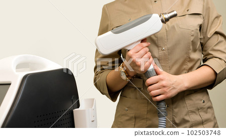 Beautician with carbon peeling maniple 102503748