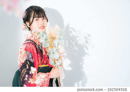 Girl in kimono Graduation ceremony Half coming-of-age ceremony 102504508
