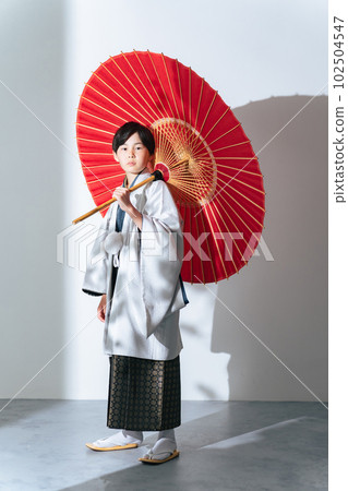A boy in a kimono, a photo studio, a photo studio 102504547
