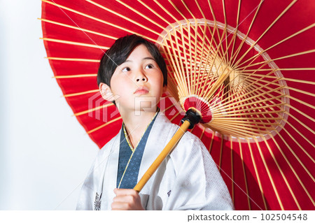 A boy in a kimono, a photo studio, a photo studio 102504548