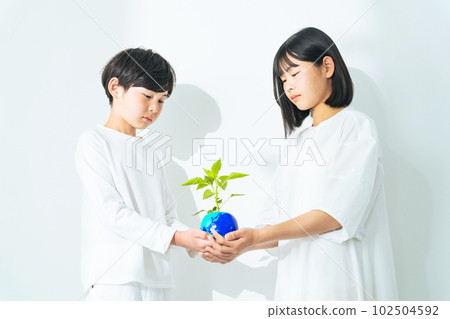 Children holding flower pots with the earth drawn Environmental protection image 102504592