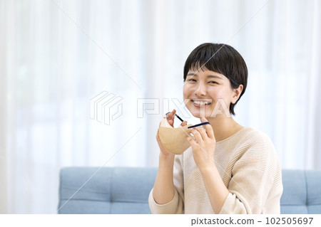 去除面具的年輕女子 去除面具的年輕女子 102505697