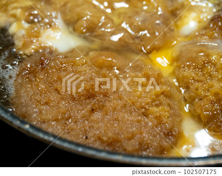 Katsutoji烹飪場景。用雞蛋煮豬排（豬柳）。 102507175