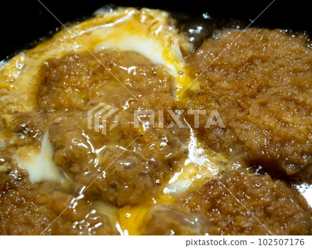 Katsutoji烹飪場景。用雞蛋煮豬排（豬柳）。 102507176