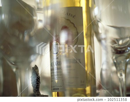 在暮光中閃耀的酒杯和白葡萄酒 102511358