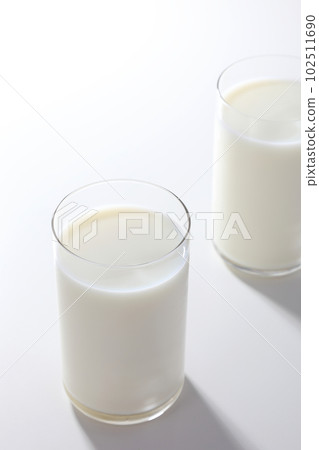 牛奶倒入玻璃杯中 102511690