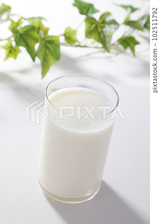 牛奶倒入玻璃杯中 牛奶倒入玻璃杯中 102511792