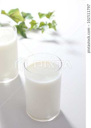 牛奶倒入玻璃杯中 102511797