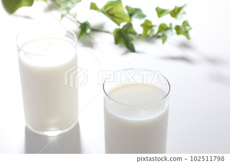 牛奶倒入玻璃杯中 102511798