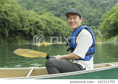 享受皮划艇漂流的男人 享受皮划艇漂流的男人 102512705