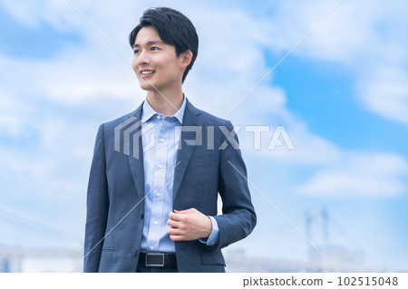 Young businessman in business casual clothes 102515048