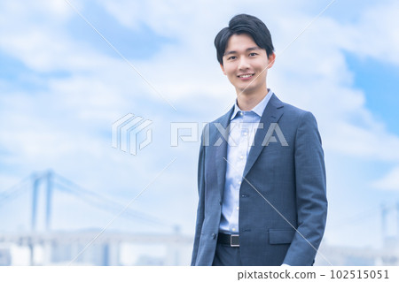 穿著商務休閒服的年輕商人 102515051