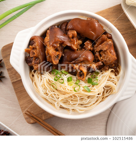 豬腳麵線 閏月 台灣 小吃 滷豬腳 豬腳 pork knuckle vermicelli 豚足 102515486