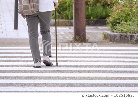 Senior woman crossing the pedestrian crossing Senior woman crossing the pedestrian crossing 102516653