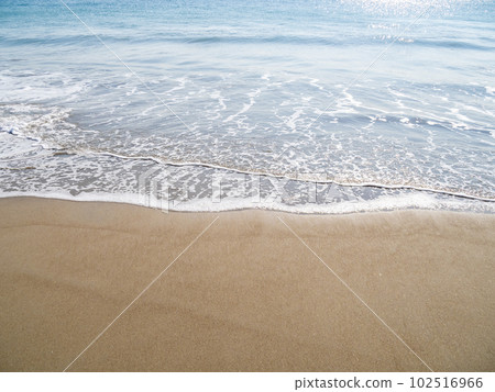 Calm waves of the blue sea. 102516966