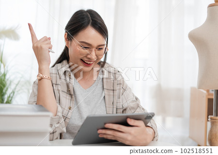 Asian women, tailor the small business concept using tablet digital video call Asian women, tailor the small business concept using tablet digital video call 102518551