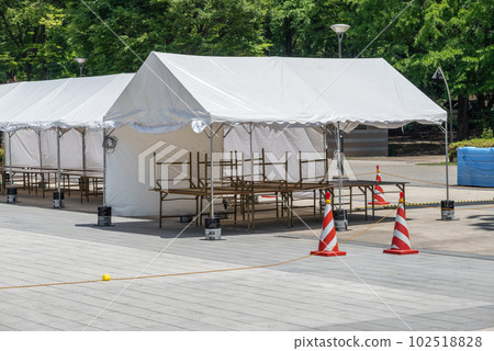 Event setup: temporary tables and white tents 102518828