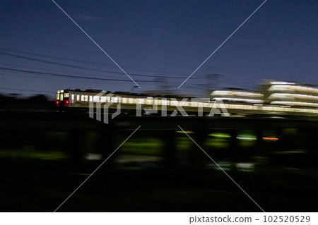 [Chuo Main Line] Regular train running through the city at night 102520529