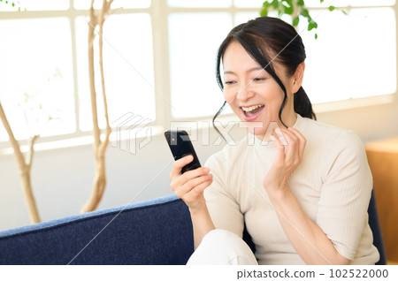 一位考慮智能手機的中年婦女 102522000