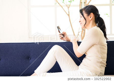 一位考慮智能手機的中年婦女 一位考慮智能手機的中年婦女 102522002