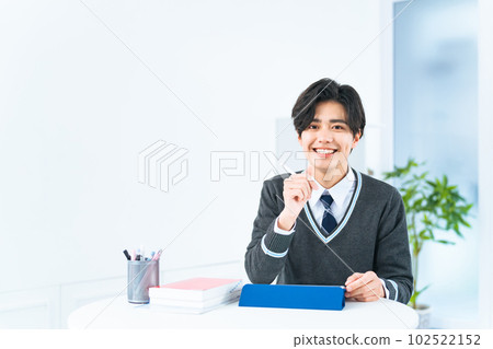 在平板電腦上學習的高中生 102522152