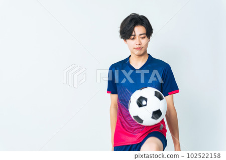 soccer player lifting 102522158