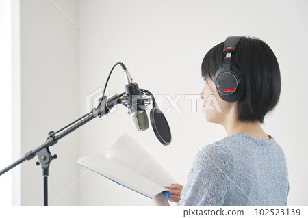 女解說員在演播室解說 102523139