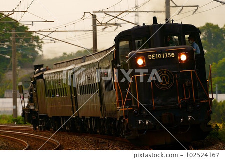 SL Hitoyoshi running with DE10 diesel locomotive in front 102524167