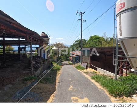 長野縣飯田市山中的牛棚 長野縣飯田市山中的牛棚 102525149
