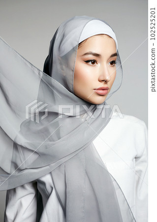 beautiful islamic young woman with Make-up. beauty girl in hijab 102525201