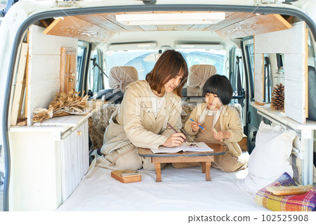 家長和孩子在露營車裡享受繪畫 102525908