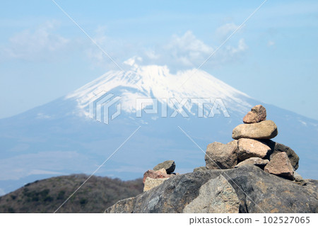 Stone pavement and Mount Fuji Stone pavement and Mount Fuji 102527065