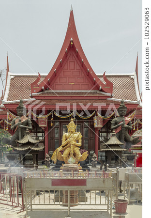 Thao Wessuwan Sculpture or Vasavana Kuvera giant statue Be the lord of giant beasts. 102529063