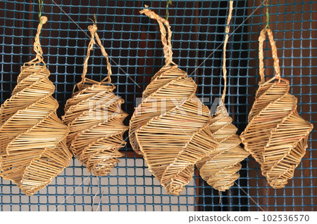 用稻草編織的昆蟲籠 用稻草編織的昆蟲籠 102536570
