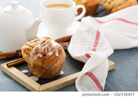 Cinnamon bun with glaze for breakfast 102536957