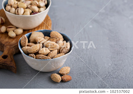 Salted almonds and pistachios in a shell Salted almonds and pistachios in a shell 102537002