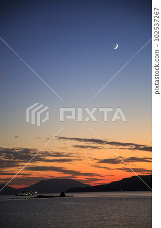 新月在瀨戶內夕陽的天空中閃耀 新月在瀨戶內夕陽的天空中閃耀 102537267