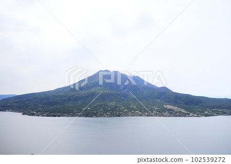 沒有波浪的平靜鹿兒島海的形象 102539272