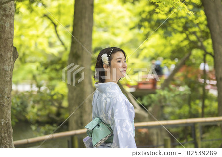 穿和服的女人的側寫 102539289