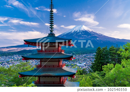 (Yamanashi Prefecture) Mt. Fuji evening view from Arakurayama Sengen Park, the beauty of Japan's fresh greenery 102540350